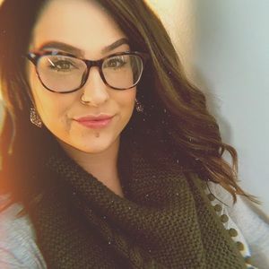 Meet your Posher, Lara lee